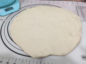 9. 把发酵好的面团取出按压开排气