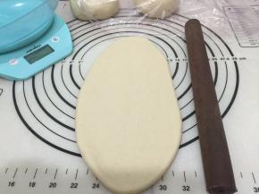 11. 取一个松弛好的面团，擀开边上气泡拍掉,