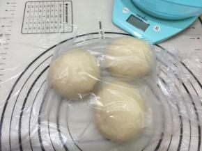 10. 把面团分成3等份，滚圆后盖保鲜膜松弛20分钟