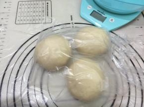 10. 把面团分成3等份，滚圆后盖保鲜膜松弛20分钟
