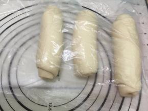 13. 盖保鲜膜醒发20分钟左右