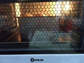 18. 放入预热好的烤箱，下层上下管160度烘烤40分钟出炉，顶部上色要及时盖锡纸