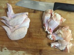 1. 鸡翅洗净，切开成两块