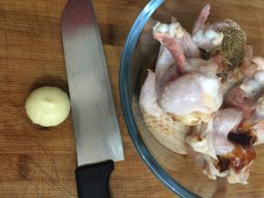 2. 把所有配料丢进碗里