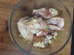 3. 把鸡肉腌制上30分钟使其入味