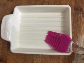 4. 在烤盘上刷少许油,这时可预热烤箱，上下火160度10分钟