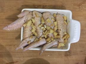 5. 把腌制好的鸡翅码在烤盘上