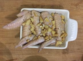 5. 把腌制好的鸡翅码在烤盘上