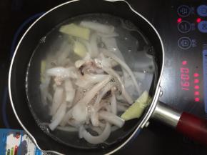 3. 锅里坐水放入姜片把水煮开，放入尤鱼须再次煮开即可