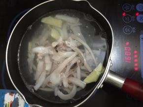 3. 锅里坐水放入姜片把水煮开，放入尤鱼须再次煮开即可