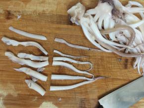 2. 把尤鱼须对半切开，不要切得太短