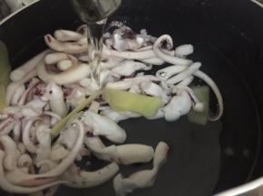 5. 把煮好的尤鱼须的水倒去，再一次用自来水清洗，沥干水份（一定要沥干水份，有利于下一个步骤）