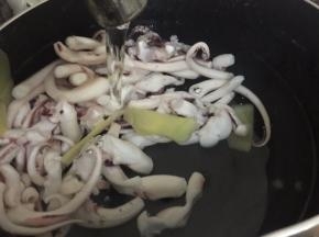 5. 把煮好的尤鱼须的水倒去，再一次用自来水清洗，沥干水份（一定要沥干水份，有利于下一个步骤）