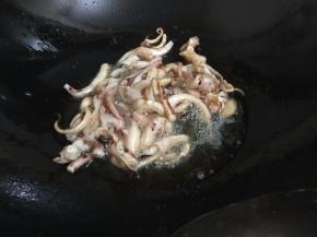 7. 中火煸炒至表面略黄