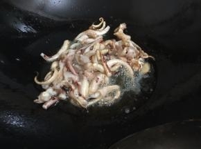 7. 中火煸炒至表面略黄