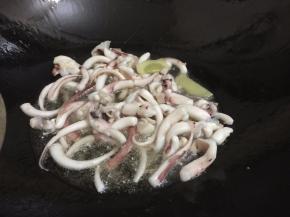 6. 锅里坐油，油的量要比平时炒菜的量多1倍，冷油把尤鱼须倒入锅中，千万不能把油加得太热的时候倒入尤鱼，这样也是会很容易爆油的（小心爆油，如果全爆油就是尤鱼没有沥干水份，这个时候要盖上盖子，然后把火调小）