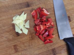 4. 等待煮开期间把红椒和姜片切好