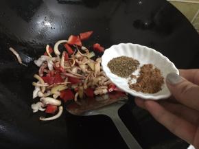 10. 把孜然粉和辣椒粉倒入锅中