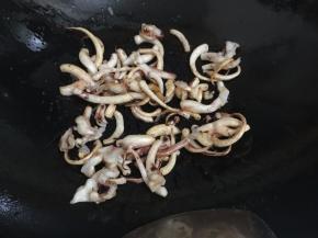 8. 把锅里的油全部沥出