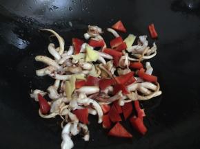 9. 把姜片和菜椒加入中火煸炒