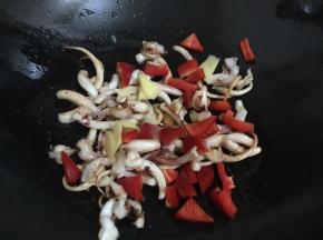 9. 把姜片和菜椒加入中火煸炒