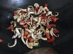 12. 翻炒均匀即可出锅