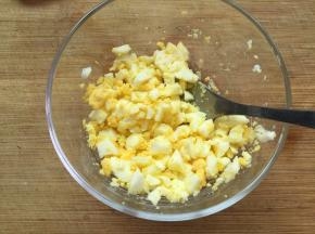 5. 水煮鸡蛋用勺子压碎