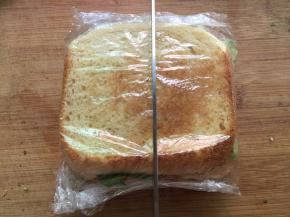 11. 用保鲜膜包住（方便携带）
或切开即时食用