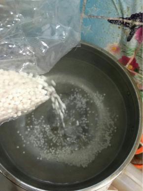 锅中水烧开，然后倒入西米（西米事先不用泡的），锅里的水多放点，最好是西米的20倍以上，这样西米不会粘锅底哦！
