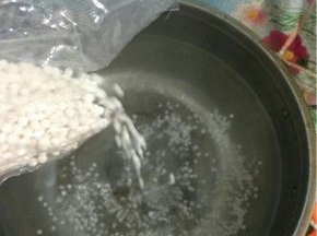 锅中水烧开，然后倒入西米（西米事先不用泡的），锅里的水多放点，最好是西米的20倍以上，这样西米不会粘锅底哦！
