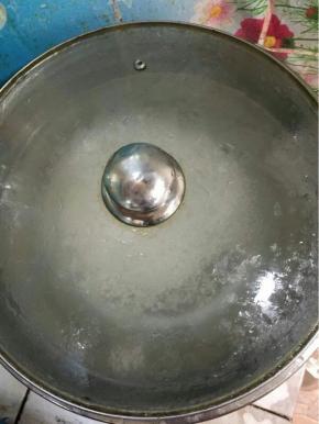 西米倒入锅后，盖盖子煮上20分钟，这时的西米大部分都是透明的，只有中间1小点是白的，没关系（有人问要不要不停搅拌的啊，不怕粘锅么，哈哈，我可是从来不搅拌的，因为放的水多，煮沸的时候，西米都是到处乱窜，锅底想粘都粘不到！）

