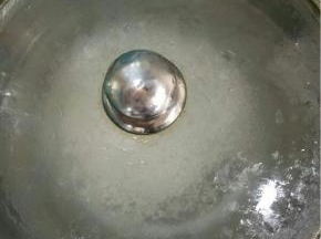 西米倒入锅后，盖盖子煮上20分钟，这时的西米大部分都是透明的，只有中间1小点是白的，没关系（有人问要不要不停搅拌的啊，不怕粘锅么，哈哈，我可是从来不搅拌的，因为放的水多，煮沸的时候，西米都是到处乱窜，锅底想粘都粘不到！）

