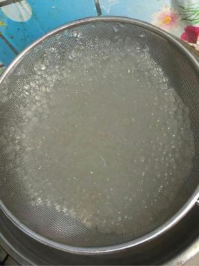 准备一盆冰水（没有用凉开水代替就行），把西米捞出放入冰水中，西米瞬间降温，然后捞出西米，放入冰箱中冷藏1-2个小时，这时的西米很有嚼劲！（煮好的西米加一半的凉开水就可以，没有水会黏！有点水，吃之前搅拌下就可以了！）
