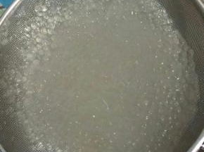 准备一盆冰水（没有用凉开水代替就行），把西米捞出放入冰水中，西米瞬间降温，然后捞出西米，放入冰箱中冷藏1-2个小时，这时的西米很有嚼劲！（煮好的西米加一半的凉开水就可以，没有水会黏！有点水，吃之前搅拌下就可以了！）
