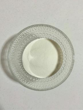 碗里放入3大勺椰子粉！（就是平时喝汤的汤勺哦，喜欢椰味浓一点儿的，可以再多加一点儿椰子粉！）

