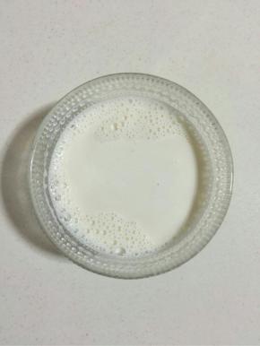 倒入刚刚烧开的沸水冲泡一下，用筷子轻轻地搅拌均匀！

