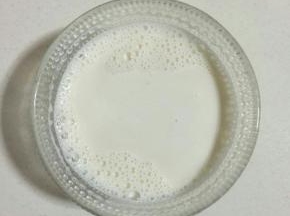 倒入刚刚烧开的沸水冲泡一下，用筷子轻轻地搅拌均匀！

