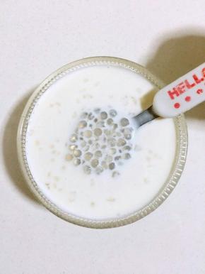 加入几勺煮好的西米，搅拌均匀即可享受美味啦！
