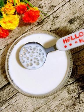 做好的椰奶西米露，椰香浓郁，加上西米露的Q弹，饭后来一杯不错哦！

