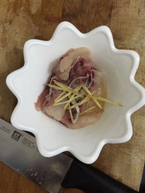 5. 切好的鱼片加入姜丝，胡椒粉，少许料酒（不喜欢料酒的可不加）