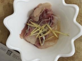 5. 切好的鱼片加入姜丝，胡椒粉，少许料酒（不喜欢料酒的可不加）
