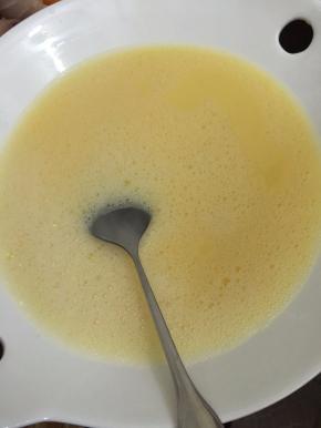 把鸡蛋打散打至蛋白蛋黄都混合再加入等量的凉白开水，再次打至混合，用汤勺瓢去泡沫（或者用过滤网过滤两次）