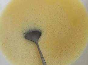 把鸡蛋打散打至蛋白蛋黄都混合再加入等量的凉白开水，再次打至混合，用汤勺瓢去泡沫（或者用过滤网过滤两次）