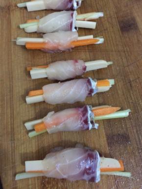 腌好的鱼肉把切成丝的材料都卷起来放一旁备用
