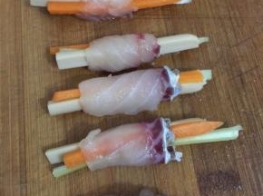 腌好的鱼肉把切成丝的材料都卷起来放一旁备用
