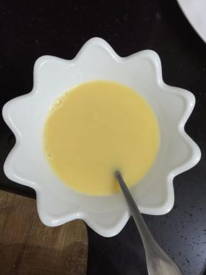 再拿一个碗把过滤好的鸡蛋倒一半出来备用