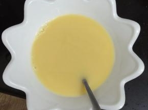 再拿一个碗把过滤好的鸡蛋倒一半出来备用