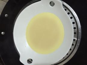 剩下的另一半鸡蛋放入备好的蒸锅里，大火蒸8分钟