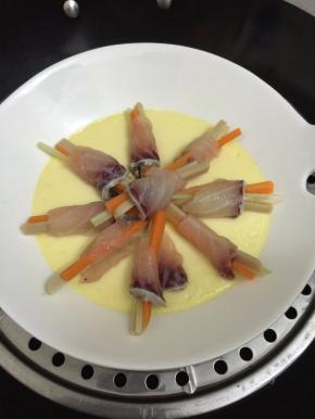 把提前卷好的鱼卷摆放在蒸好的鸡蛋里