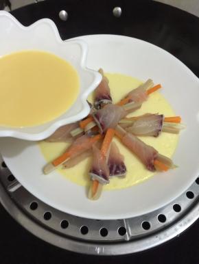 摆好再倒入另一半鸡蛋，大火再蒸8分钟